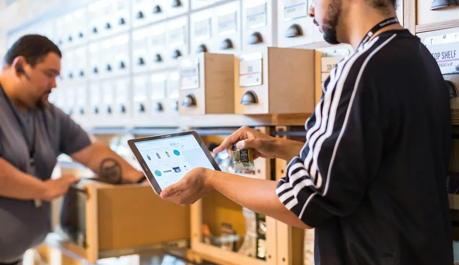 Dos personas revisan el inventario de un almacén con una tablet.