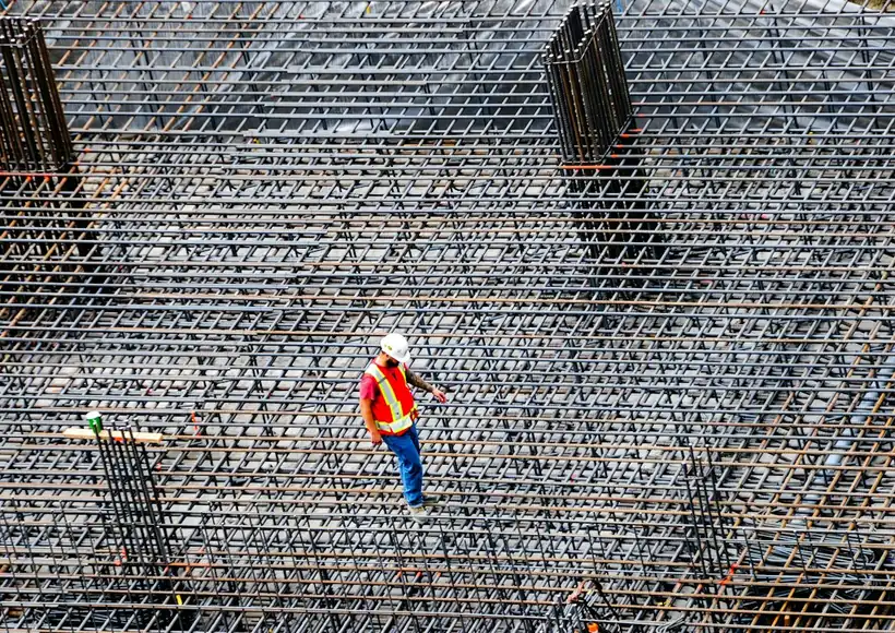 Inspección de una armadura de acero en una obra.